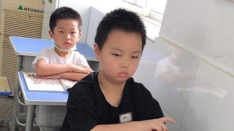 Cậu bé tiểu học viết văn kể chuyện "bố mẹ cãi nhau": Tưởng chuyện buồn, ai ngờ là vở hài kịch khiến giáo viên cười vỡ bụng!