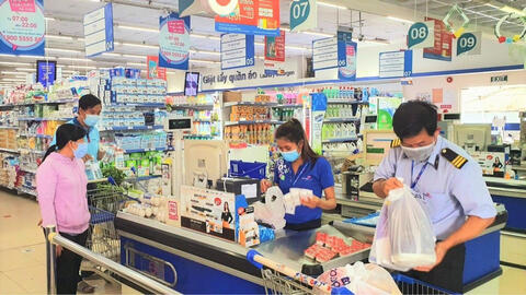 Nhiều siêu thị đồng loạt mở cửa, sức mua tăng
