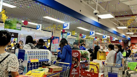 Cận Tết Nguyên đán, các siêu thị liên tục tung khuyến mãi