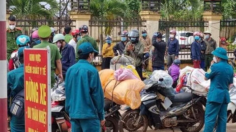 Hơn 100 người Mông bị "mắc kẹt" ở chốt kiểm soát trên đường chạy xe máy từ Bình Phước về Nghệ An