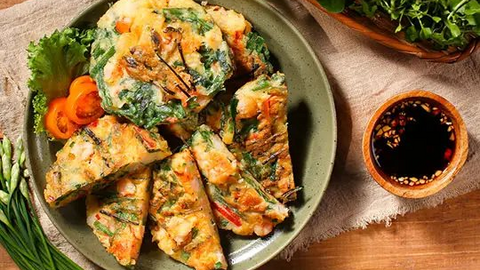 Món ngon mỗi ngày: Bánh tôm hẹ chiên giòn
