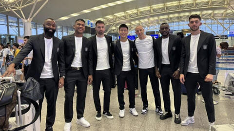 Duy Mạnh cùng dàn cầu thủ Hà Nội bảnh bao khi diện suit, lên đường sang Nhật Bản dự AFC Champions League