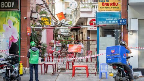 Một Sài Gòn 'băng bó' thấy thương