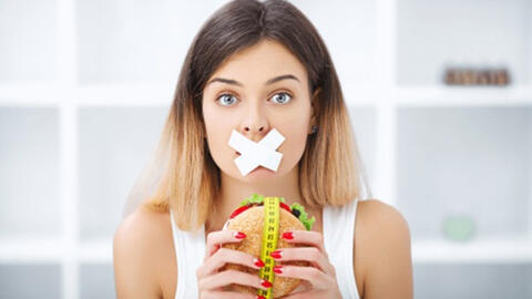 Trào lưu nhịn ăn khô để giảm cân: Detox hay "ép xác"?