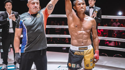 Đánh gãy ngón tay Saenchai, “Thánh Muay Thái” Buakaw khẳng định không “diễn kịch”