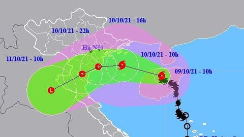 Bão Kompasu giật cấp 11, di chuyển nhanh và mạnh thêm khi vào Biển Đông