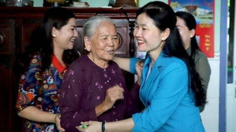 “Thế hệ phụ nữ hôm nay mãi noi gương các dì, các cô đi trước”