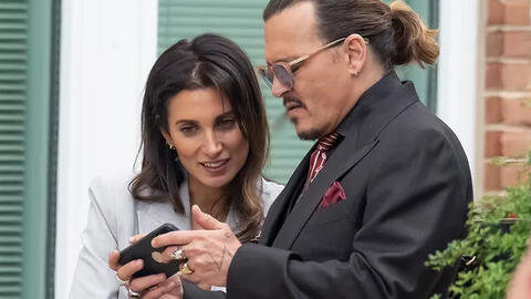 Johnny Depp hẹn hò với luật sư