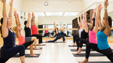 5 động tác yoga giúp chị em cải thiện chuyện phòng the