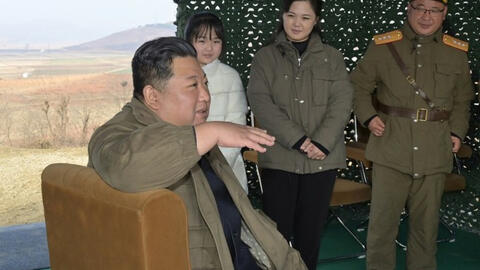 Lãnh đạo Triều Tiên Kim Jong Un dẫn con gái đi thị sát bãi phóng tên lửa