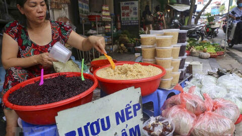 Người Thủ đô tất bật đi chợ mua sắm đón Tết Đoan Ngọ