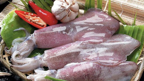 Giá thực phẩm ngày 13/7: Mực ống 280.000 đồng/kg