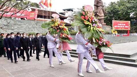 Lãnh đạo thành phố Hà Nội dâng hương tưởng nhớ Hoàng đế Quang Trung