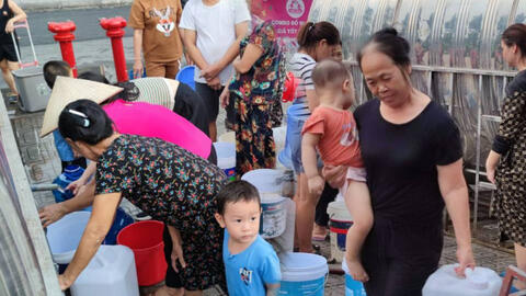 Gian nan cảnh thiếu nước ở khu đô thị Thanh Hà: Ba ngày chưa tắm, ông bà bế cháu nhỏ quằn lưng xách từng xô