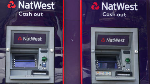Máy ATM gặp lỗi nhả gấp đôi tiền, người dân tranh nhau đi rút