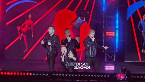 Westlife cất tiếng hát mở màn The Wild Dreams Tour, siêu hit Uptown Girl vang lên!