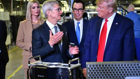 CEO Tim Cook đã tặng gì cho cựu Tổng thống Mỹ Donald Trump?