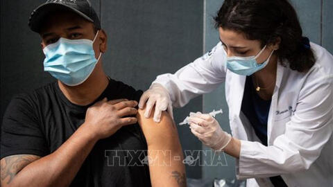 Tại sao những người đã mắc COVID-19 vẫn cần tiêm vaccine?