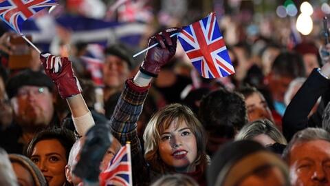 Anh chính thức rời EU, hàng nghìn người ủng hộ Brexit ăn mừng