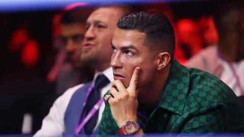 Ronaldo lái siêu xe tiền tỷ, đeo nhẫn kim cương khi cùng cậu cả đi dự sự kiện
