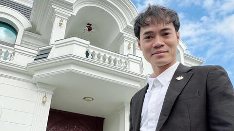 Chủ tịch Văn Toàn diện vest bảnh bao đứng bên biệt thự ở quê nhìn lại năm 2023, có tất cả nhưng lại thiếu điều này