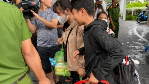 Những hình ảnh ấm lòng trong cơn bão Noru