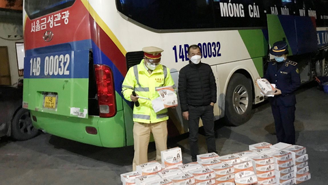 Liên tục phát hiện thuốc, kit test COVID-19 trôi nổi