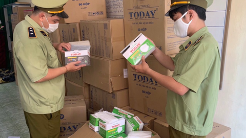 Phú Yên phát hiện hàng chục ngàn khẩu trang trôi nổi không rõ nguồn gốc