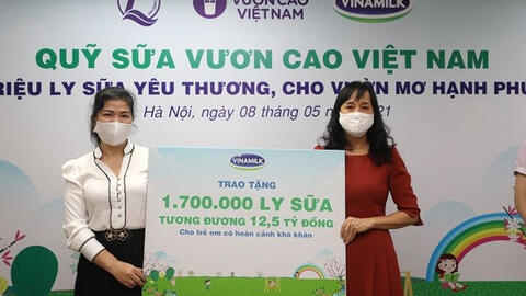 Vinamilk và quỹ sữa vươn cao Việt Nam 2021 trao tặng 1,7 triệu ly sữa hỗ trợ trẻ em khó khăn giữ dịch covid-19