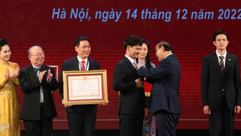 NSƯT Xuân Bắc nhận Huân chương Lao động hạng Ba