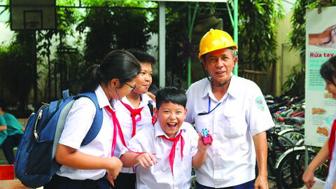 [Chuyện tử tế] Chú bảo vệ dẫn học sinh qua đường suốt 17 năm không quản mưa nắng