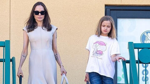 Angelina Jolie đẹp dịu dàng cùng con gái mua sắm Giáng Sinh