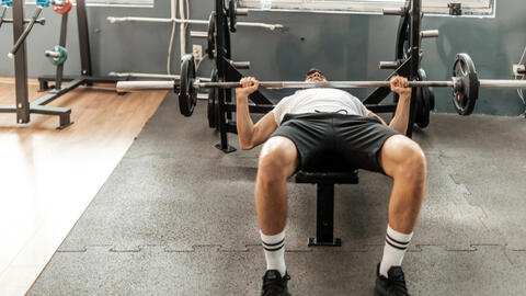 Bị thanh tạ nặng 60kg đè lên cổ, vận động viên chuyên nghiệp chết trong phòng ngủ
