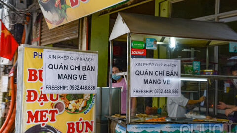 Hà Nội: Người dân xếp hàng mua đồ ăn mang về, hàng quán dần mở cửa trở lại