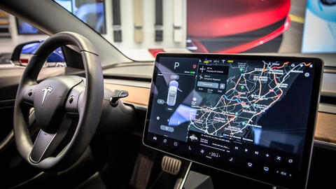 Hãng xe của tỷ phú Elon Musk bị yêu cầu thu hồi khoảng 158.000 xe do lỗi màn hình điều khiển từ xa