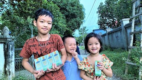 Vinamilk 'Trao cơ hội đi học, cho cơ hội đổi đời' cùng chương trình 'Cặp lá yêu thương'
