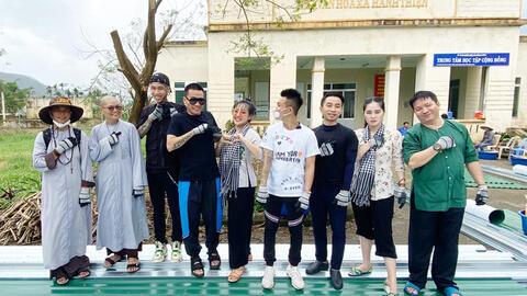 Sau chiến thắng Rap Việt, Dế Choắt và Wowy ra miền Trung cứu trợ đồng bào vùng lũ