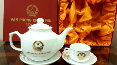 Quà tặng cấp cao, đồ quân trang  được rao bán tràn lan trên mạng