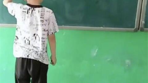 Làm thế nào để 5 + 5 + 5 bằng 550 mà chỉ cần thêm một nét gạch? Em học sinh có cách giải quá thông minh