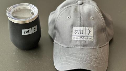 Vật dụng có in logo SVB bị rao bán tràn lan trên eBay