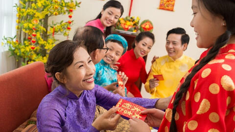 Mùng 1 Tết nên làm gì để mang lại may mắn, bình an cả năm?