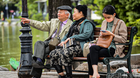 Người Hà Nội xuống phố trong đợt không khí lạnh đầu mùa