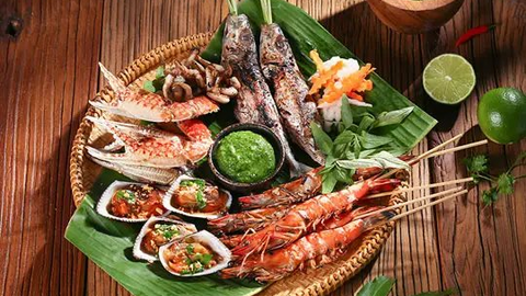 Món ngon mỗi ngày: Mẹt hải sản chấm muối ngò gai