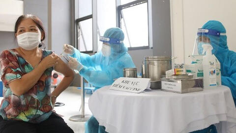 Tại sao chuyên gia đề xuất bỏ đo huyết áp trước khi tiêm vaccine COVID-19?