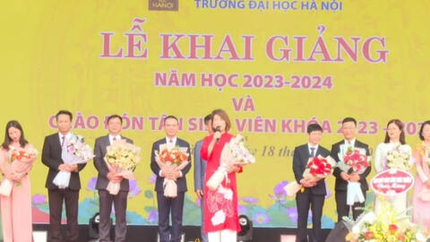 Đón tân sinh viên bằng 13 thứ tiếng khác nhau, "đỉnh" cỡ này chỉ có thể là thầy cô HANU!
