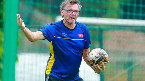 Chờ “thành ý” từ Đại gia V.League, HLV Troussier sẽ thêm lần thất vọng hay được nở nụ cười?
