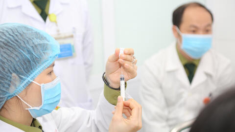 Sau tiêm vaccine Covid-19 nên tránh ăn, uống thực phẩm nào?
