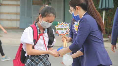 Học sinh phổ thông TP.HCM, Hà Nội đã trở lại trường sau kỳ nghỉ chống dịch
