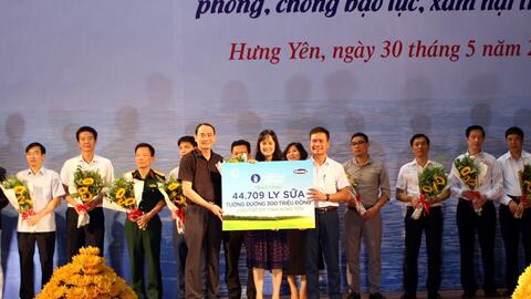 Quỹ sữa Vươn cao Việt Nam và Vinamilk chung tay vì trẻ em Hưng Yên