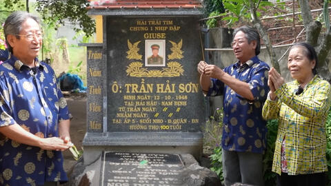 Tự lập 2 ngôi mộ to giữa nhà dù vẫn đang sống khỏe mạnh, cả làng sửng sốt khi nghe hai vợ chồng nói lí do